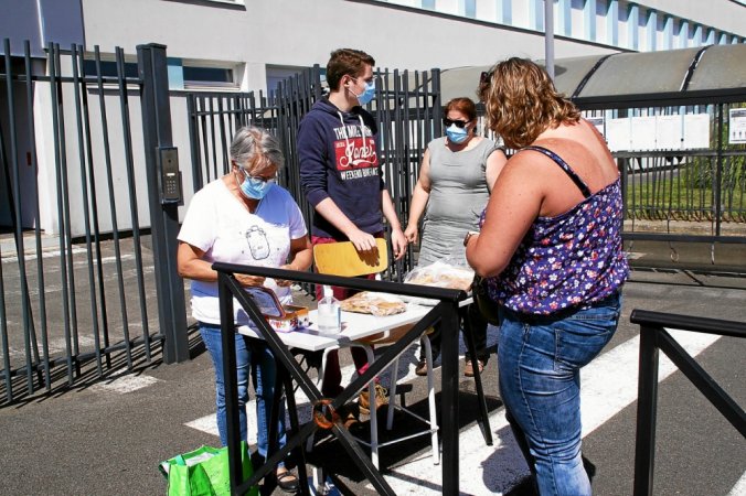 Opération vente de crêpes pour le Mondial Folk